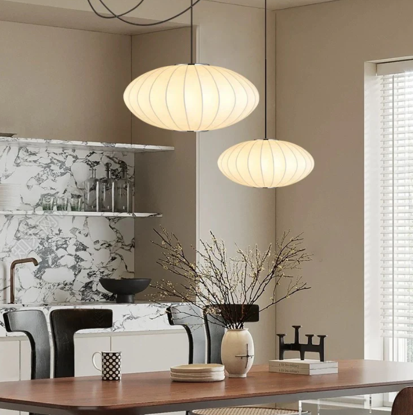 Lustre de Soie – Elegant Hængelampe i Silke og Metal