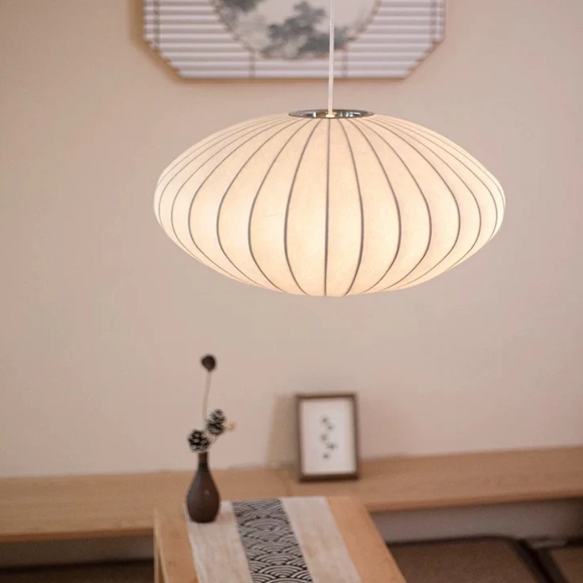 Lustre de Soie – Elegant Hængelampe i Silke og Metal