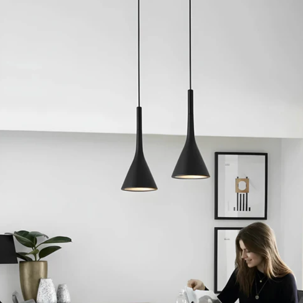 Kompakt Loftlampe i Minimalistisk Design – Justerbar Ophæng og E27-kompatibel